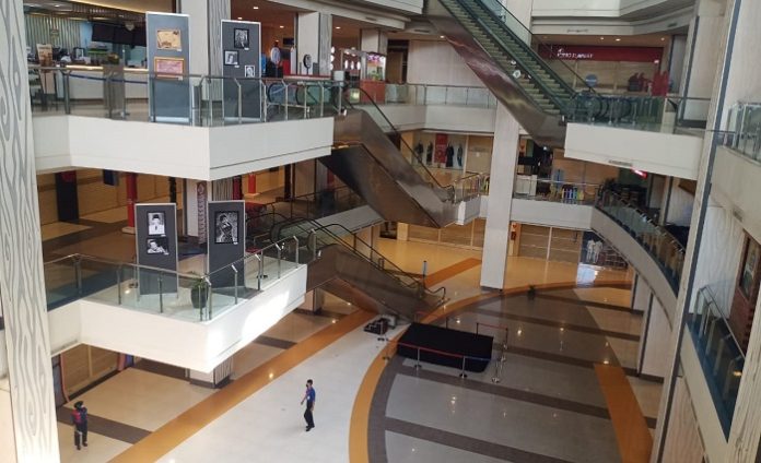Suasana di CSB Mall Kota Cirebon yang tutup sementara, karena PPKM Level 4.