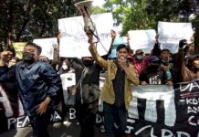 Massa Demo Tolak PPKM di Bandung Dibubarkan Polisi