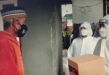 Wakil Bupati Garut Sebut Warga Isoman di Rumah Berpotensi Tularkan Covid-19 Wabup Garut Sebut Warga Isoman di Rumah Berpotensi Tularkan Covid-19 Ilustrasi petugas kesehatan cek langsung kondisi warga isoman di rumah di Garut. (inews)
