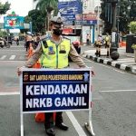 Kebijakan penerapan sistem ganjil genap bagi kendaraan bermotor di Kota Bandung.