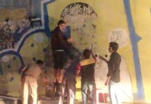 Polisi Buru Pembuat Mural Mirip Jokowi di Jembatan Layang Pasupati Bandung Petugas Bersihkan Mural Mirip Jokowi di Jembatan Layang Pasupati Bandung./twitter