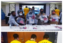 Polda Jabar Ungkap Jaringan Jual Beli Sertifikat Vaksin Covid-19, 4 Tersangka Diciduk POLDA Jabar saat gelar konferensi pers tentang terungkapnya jual beli sertifikat vaksin ilegal. Tampak barang bukti yang disita diperlihatkan (atas). Juga tiga di antara empat tersangka diamankan (bawah).