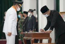 Gubernur Lantik Muhammad Yusuf sebagai Wali Kota Tasikmalaya Definitif Gubernur Lantik Muhammad Yusuf sebagai Wali Kota Tasikmalaya Definitif Gubernur Jawa Barat Ridwan Kamil (humas jabar)