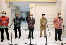 Jabar Hadirkan ‘Material Center’ untuk Bantu Industri Tekstil Kepala Dinas Perindustrian dan Perdagangan Provinsi Jawa Barat (Jabar) Arifin Soedjayana (kanan) dan Kepala Perwakilan BI Jabar Herawanto (kedua kanan) disela-sela acara West Java Industrial Meeting (WJIM) 2021, di Kota Bandung, Kamis (30/9/2021)./antara