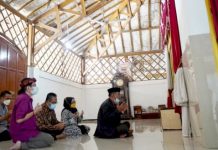 DPRD Jabar Minta Kondisi Makam Syekh Quro di Karawang Diperhatikan Pimpinan dan Anggota Komisi V DPRD Provinsi Jawa Barat saat melakukan peninjauan makam Syekh Quro yang bertempat di Makam Syekh Quro di Karawang, Jumat 22/10/21. (humas dprd jabar)