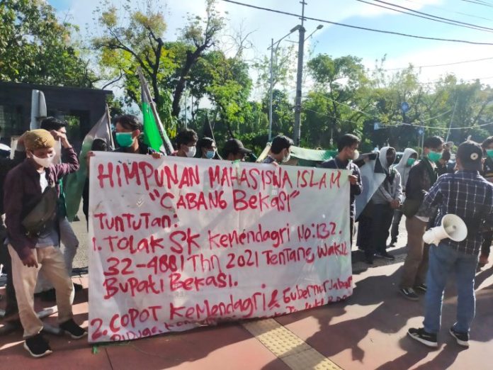 Ratusan Mahasiswa HMI Geruduk Kemendagri