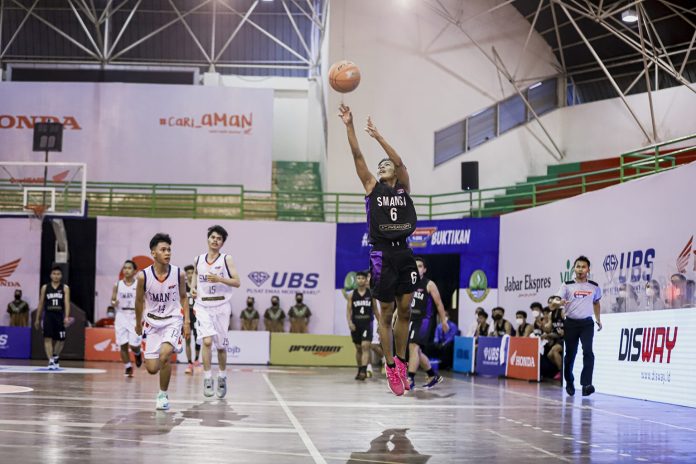 Pertandingan Honda DBL West Java Series 2021, antara SMA Negeri 3 Cimahi melawan SMA Negeri 1 Bogor, Sabtu (6/11).