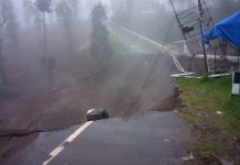 Jalan Menuju Wisata Kawah Darajat Terputus Total Akibat Longsor Jalan Menuju Wisata Kawah Darajat Terputus Total Akibat Longsor