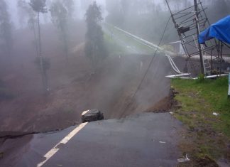 Jalan Menuju Wisata Kawah Darajat Terputus Total Akibat Longsor