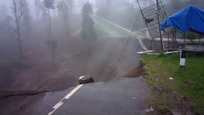 Jalan Menuju Wisata Kawah Darajat Terputus Total Akibat Longsor