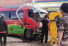 Elf Tabrak Tiga Motor di Tanjungsari Sumedang Kecelakaan lalu lintas di Jalan Raya Tanjungsari tepatnya di depan SMK Yadika, Desa Gudang, Kecamatan Tanjungsari, Kabupaten Sumedang pada Minggu (21/11). (Istimewa)