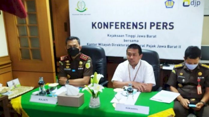 Kajati Jawa Barat Asep N Mulyana bersama Kepala Kanwil DJP Jawa Barat II Harry Gumelar. (antara)