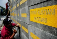 Sebanyak 281 Nama Terukir di Monumen Perjuangan Pahlawan Covid-19 Sebanyak 281 nama yang gugur saat menjalankan tugas menanggulangi virus corona terukir di Monumen Perjuangan Pahlawan Covid-19 di Kota Bandung. (detik.com)