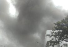 Pabrik di Dayeuhkolot Kebakaran, Asap Tebal Membumbung Tinggi Asap tebal membumbung dalam oeristiwa kebakaran pabrik di samping PT Ceres Dayeuhkolot Kabupaten Bandung