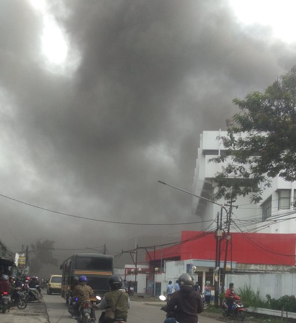 pabrik-kebakaran Asap tebal membumbung dalam oeristiwa kebakaran pabrik di samping PT Ceres Dayeuhkolot Kabupaten Bandung