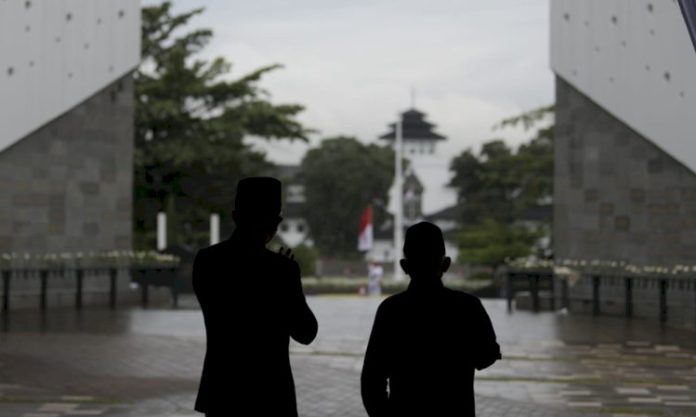 Gubernur Jawa Barat (Jabar) Ridwan Kamil saat mendampingi Wakil Presiden (Wapres) RI K.H Ma'ruf Amin meresmikan Monumen Pahlawan Covid-19 Jawa Barat di Jl. Japati, Kota Bandung, Sabtu (4/12/2021). (Biro Adpim Jabar)