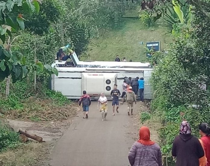 Bus Wisata Rombongan dari Jakarta Terguling di Ciwidey 11 December 2021 - 20:01 WIB 0 Bus Wisata Rombongan dari Jakarta Terguling di Ciwidey Bus terguling di Pasirjambu Kabupaten Bandung, Sabtu 11 Desember 2021. (Instagram @infobandungselatan_)