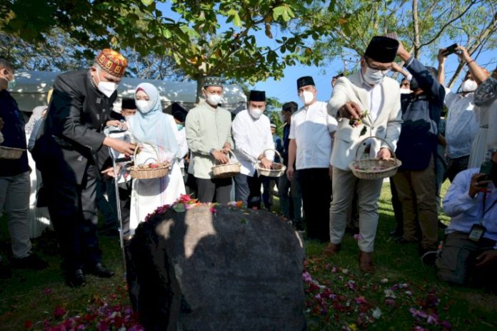 Gubernur Jawa Barat Gubernur Jawa Barat Ridwan Kamil saat ziarah kubur korban tsunami Aceh 2004 di area kuburan massal Ule Lheue Banda Aceh, Minggu (26/12/2021).