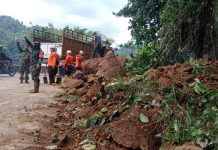 Evakuasi Batu Longsoran Cadas Pangeran Gunakan Alat Berat Cadas Pangeran