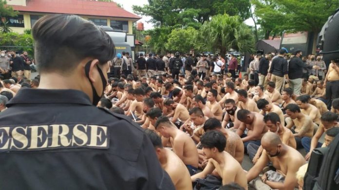 Aksi GMBI di Mapolda Jabar Berakhir Anarkis, Ratusan Anggota Ormas Ditangkap