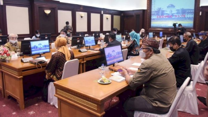 ekretaris Daerah Provinsi Jawa Barat menerima kunjungan kerja Delegasi Kedutaan Besar Jepang terkait manajemen tata kelola persampahan wilayah Jawa Barat di Gedung Sate, Kota Bandung, Kamis, 27/1/2022. (humas jabar)