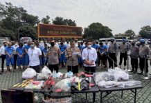 Tersangka Kasus Ormas Anarkistis di Polda Jabar Bertambah Jadi 12 Orang Kabid Humas Polda Jabar Kombes Pol Ibrahim Tompo Kabid Humas didampingi Dirreskrimum Kombes Pol K Yani Sudarto dan Dirreskrimsus Kombes Pol Arief Rachman di Mapolda Jabar, Senin (31/1/2022).(antara)
