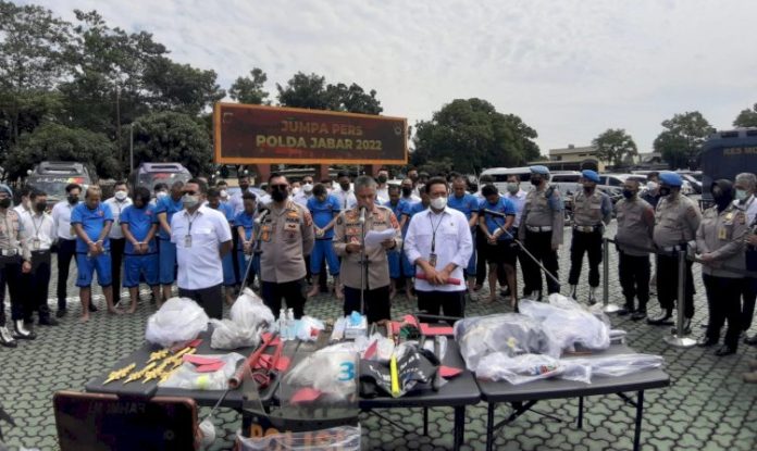 Kabid Humas Polda Jabar Kombes Pol Ibrahim Tompo Kabid Humas didampingi Dirreskrimum Kombes Pol K Yani Sudarto dan Dirreskrimsus Kombes Pol Arief Rachman di Mapolda Jabar, Senin (31/1/2022).(antara)