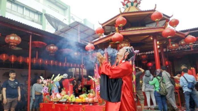 empat ibadah seperti vihara untuk diatur pola terbaik dalam beribadah supaya kegiatan tidak menimbulkan kerumunan saat Tahun Batu Imlek 2573. (foto ilustrasi: medcom.id)