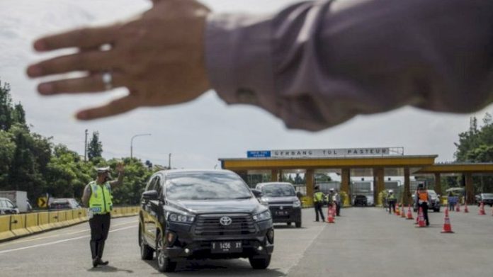 Dinas Perhubungan Kota Bandung mencatat sebanyak 253 kendaraan yang diputarbalikkan dalam waktu dua jam saat pemberlakuan ganjil-genap di Gerbang Tol Pasteur, Jumat, 11/2/2022. (antara)