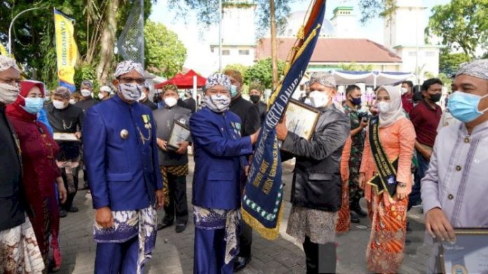 Pemerintah Kabupaten Garut menggelar Peringatan Hari Ulang Tahun (HUT) Ke-209 Garut dalam upacara secara sederhana di tengah pandemi Covid-19, Rabu, 16/2/2022. (antara)