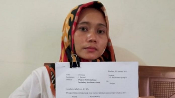 Seorang ibu yang berprofesi sebagai Kaur Keuangan Desa Citemu, Kabupaten Cirebon, Nurhayati
