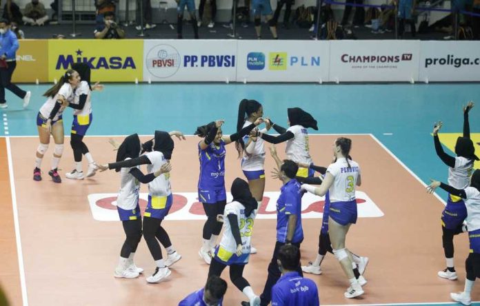 Para pemain voli putri Bandung Bank BJB Tandamata meluapkan kegembiraan setelah mengalahkan Jakarta Pertamina Fastron di final four PLN Mobile Proliga 2022, di Padepokan Voli Jenderal Kunarto, Sentul, Bogor, Minggu 20 Marat 2022. (Foto: Beritasatu/Bernadus Wijayaka)