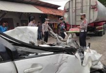 Enam Orang Tewas Dalam Kecelakaan Maut Minibus di Pantura Cirebon Petugas saat melakukan olah TKP kecelakaan lalu lintas di Cirebon, Jawa Barat, Minggu (3/4/2022). Antara/HO-Darpan