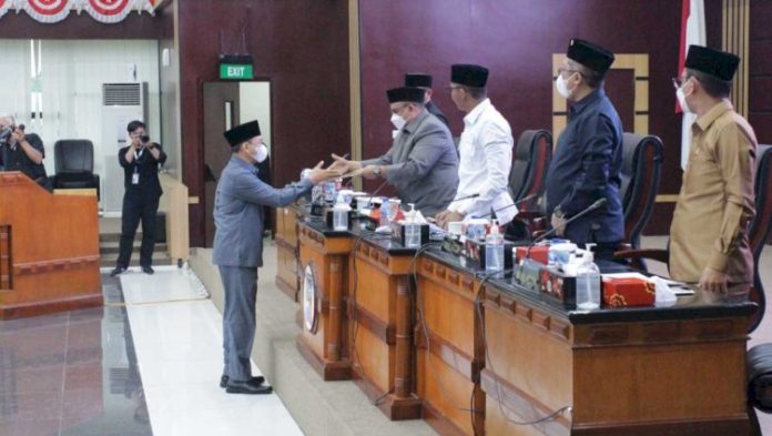 Ketua DPRD Atang Trisnanto (keempat dari kanan) dan perwakilan Pemerintah Kota Bogor saat akan bersalaman usai pengesahan Perda Penyelenggaraan dan Penanganan Kesejahteraan Sosial (P2KS) (Antara)