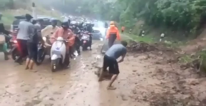 angkapan layar: Macet akibat longsor di Jalan Raya Tangkuban Perahu