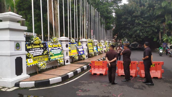 Duka Cita Mendalam, Ribuan Karangan Bunga Selimuti Gedung Pakuan