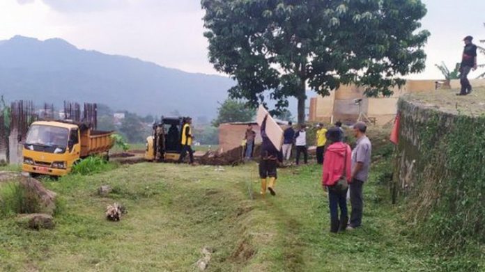 Petugas Mulai Siapkan Lahan untuk Pemakaman Eril di Cimaung Kabupaten Bandung