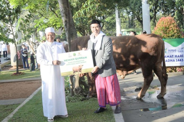 IDUL ADHA 1443 H/2022 M, Pemda Provinsi Jabar Serahkan Bantuan Sapi Satu Ton