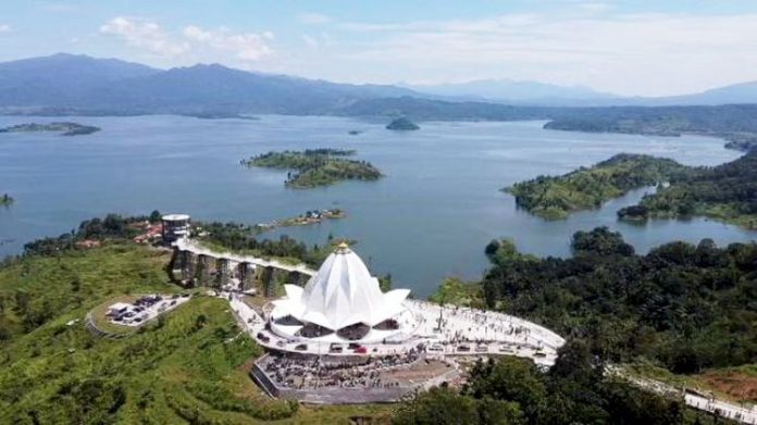 upati Sumedang Dony Ahmad Munir memastikan Jatinangor National Flower Park di kawasan Bandung Giri Gahana Golf (BGG) Jatinangor akan dibuka di hari Kemerdekaan RI, tanggal 17 Agustus 2022 nanti. (humas pemkab sumedang)