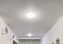 Cecep Hidayat memberikan bantuan seragam kerja wearpack untuk petugas sampah Cikoneng Bojongsoang Kabupaten Bandung