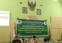 Camat Cileunyi Cucu Endang Didampingi Kasipem Kecamatan Cileunyi Irma Setianingsih Hadiri Musdes RKPDes di Desa Cibiru Hilir.