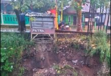 Hujan Deras Sebabkan Longsor di Depan SD Batukarut 4 Kecamatan Arjasari Kabupaten Bandung.