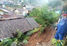 Tiga Rumah Rusak Dan 20 Jiwa Terdampak Longsor di Pangalengan Kabupaten Bandung.