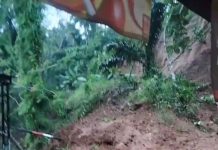 Longsor di Jalan Pakenjeng Bungbulang Garut Akibat Hujan Deras Mengakibatkan Akses Jalan Terputus.