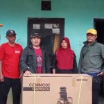 Tim Muda BeRGerak Berikan Langsung Bantuan Kursi Roda Kepada Warga Sukahayu Desa Cinunuk.