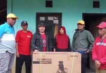 Tim Muda BeRGerak Berikan Langsung Bantuan Kursi Roda Kepada Warga Sukahayu Desa Cinunuk.