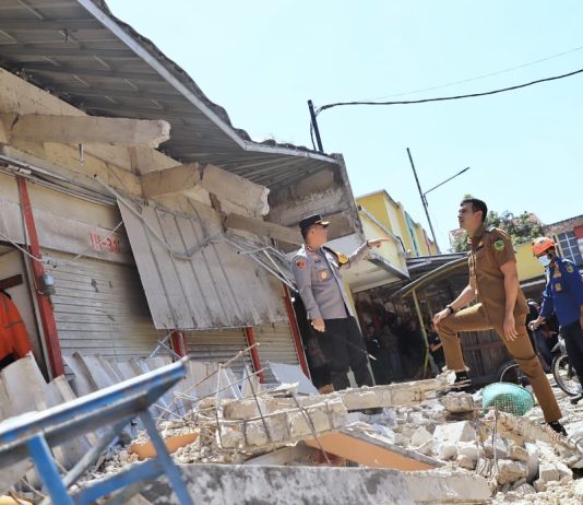 Atap Kanopi Beton 13 Kios di Pasar Soreang Ambruk,1 Meninggal Dan 3 Luka – luka.