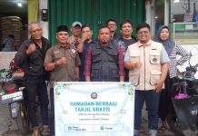 Ramadhan Berbagi Paguyuban Jurnalis Cileunyi Dan SPPG Kecamatan Cileunyi Bagikan Takjil Gratis di Jalan Raya Cileunyi.