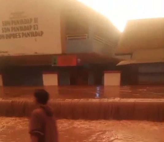 Banjir di Solokan Jeruk Kabupaten Bandung : 4 Rumah Jebol,16 Kepala Keluarga Terancam Akibat Luapan Sungai Cisungalah.